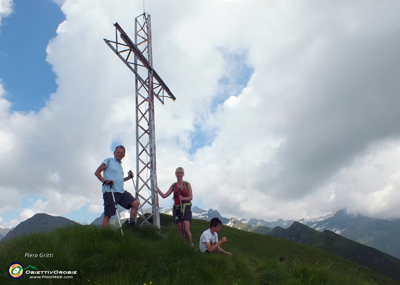 60 Alla croce dell'anticima di Sasna (2205 m.).JPG